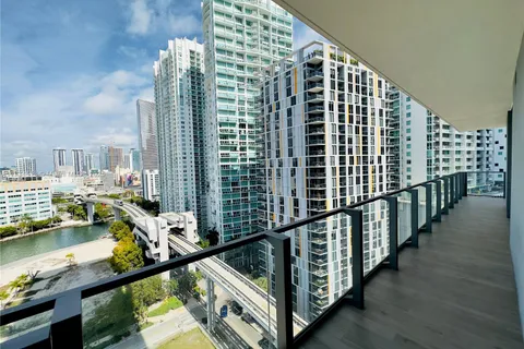 68 SE 6th St # 1011, Miami FL 33131