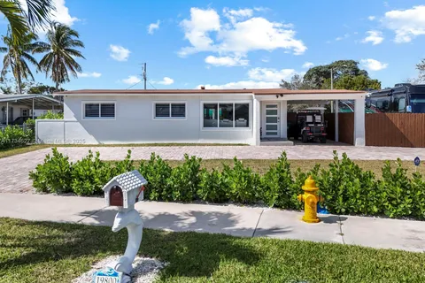 19800 Eagle Nest Rd, Cutler Bay FL 33157