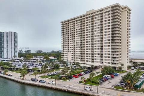 300 Bayview Dr # 903, Sunny Isles Beach FL 33160