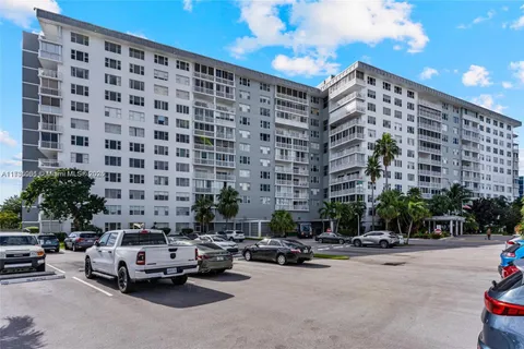 3800 Hillcrest Dr # 312, Hollywood FL 33021