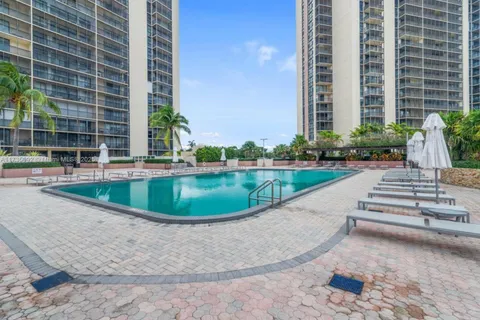 20301 W Country Club Dr # 528, Aventura FL 33180