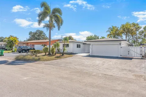 7050 SW 10th Ct, Pembroke Pines FL 33023