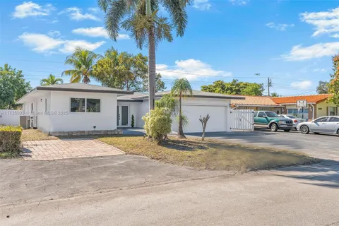 7050 SW 10th Ct, Pembroke Pines FL 33023