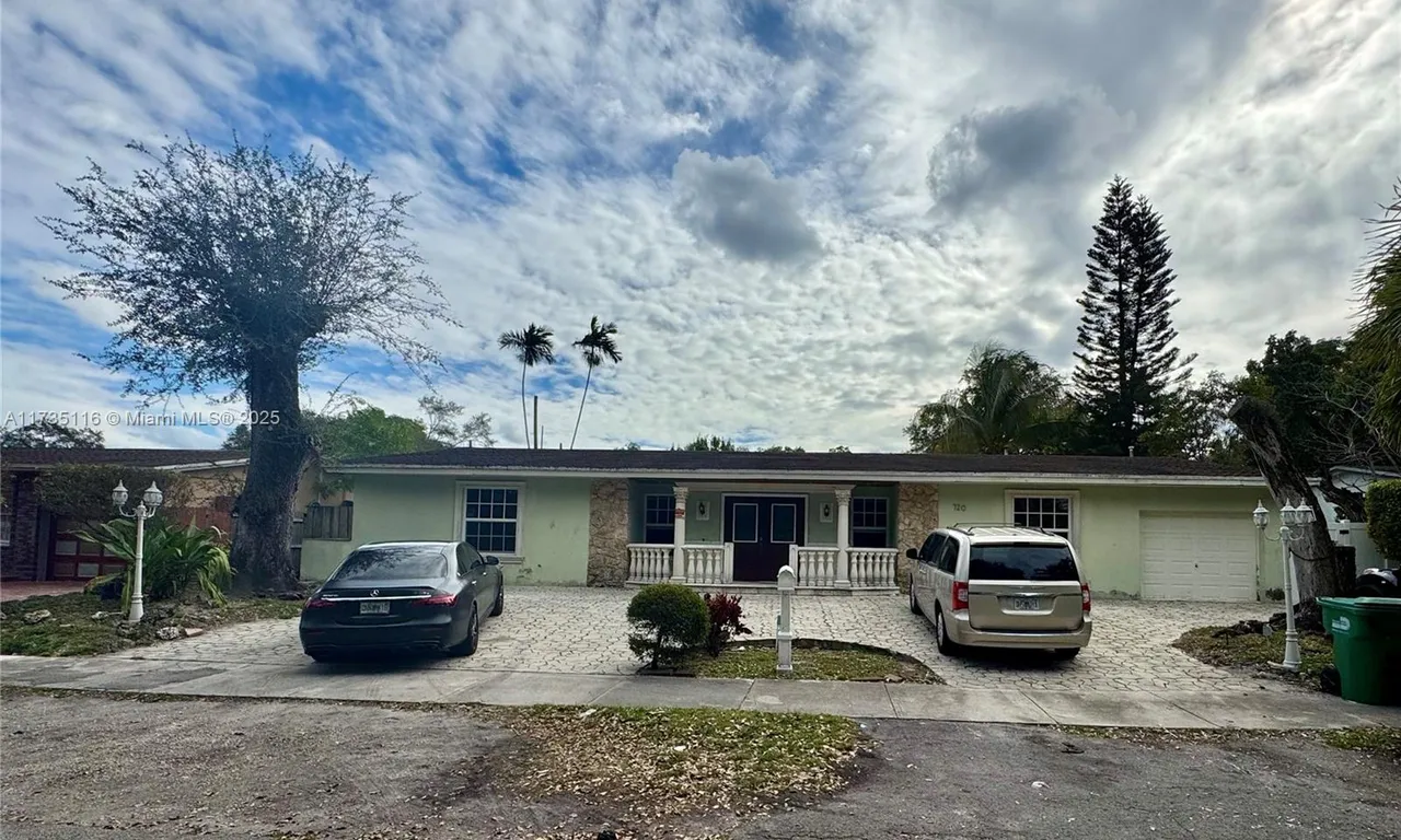 720 NE 155th St, Miami FL 33162