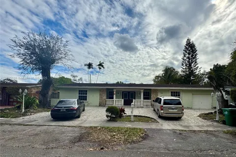 720 NE 155th St, Miami FL 33162