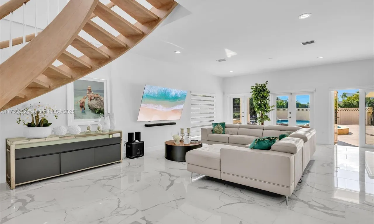 1700 Cleveland Rd, Miami Beach FL 33141