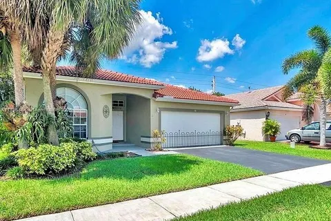 38 Gables Blvd, Weston FL 33326