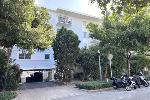 221 Meridian Ave # 304, Miami Beach FL 33139