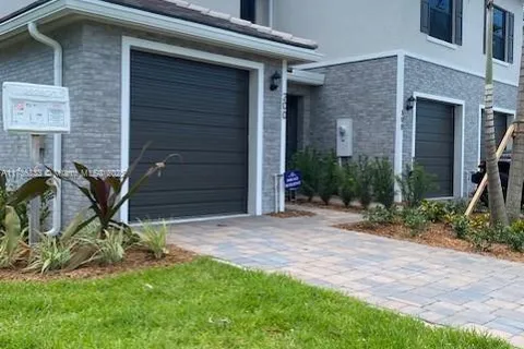 200 SE 5th Ct, Deerfield Beach FL 33441