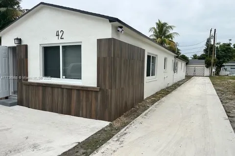 42 SE 10th Ter, Dania Beach FL 33004