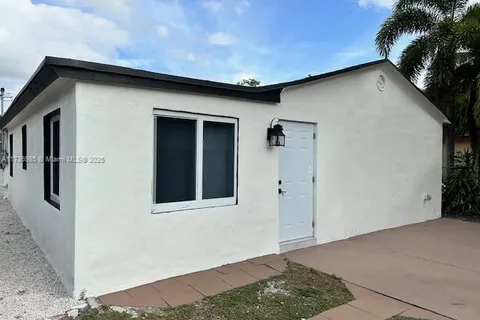 42 SE 10th Ter, Dania Beach FL 33004