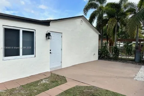 42 SE 10th Ter, Dania Beach FL 33004