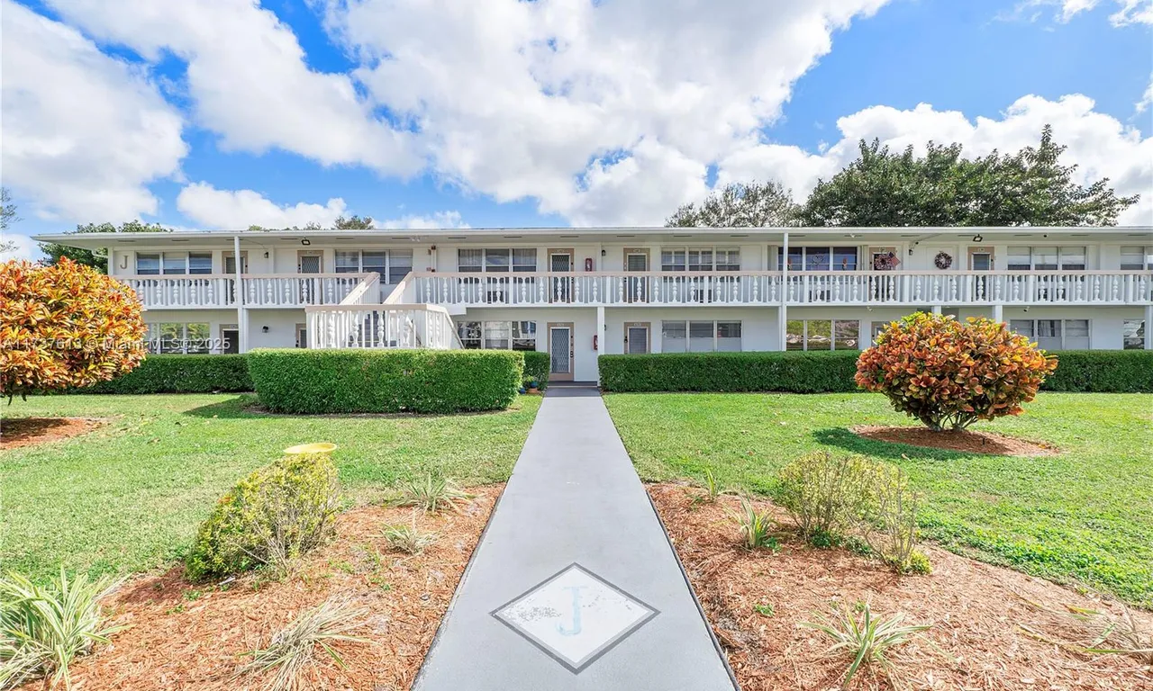 143 Oakridge J # 143, Deerfield Beach FL 33442