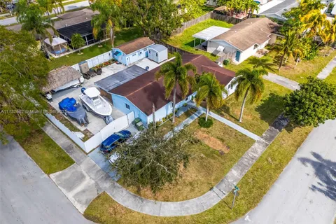 465 NW 17th Ct, Homestead FL 33030