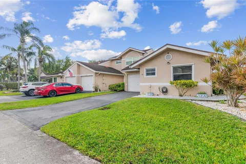 1237 W Lakes Dr, Deerfield Beach FL 33442