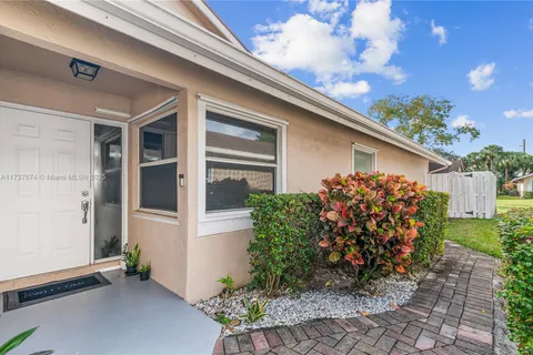 1237 W Lakes Dr, Deerfield Beach FL 33442