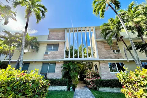 4740 Pine Tree Dr # 28, Miami Beach FL 33140