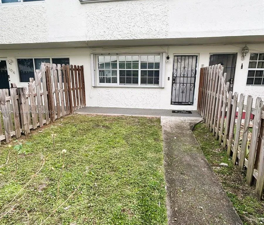 1521 NE 150th St # 103, Miami FL 33161