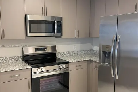 610 NE 2ND ST # 304, Dania Beach FL 33004