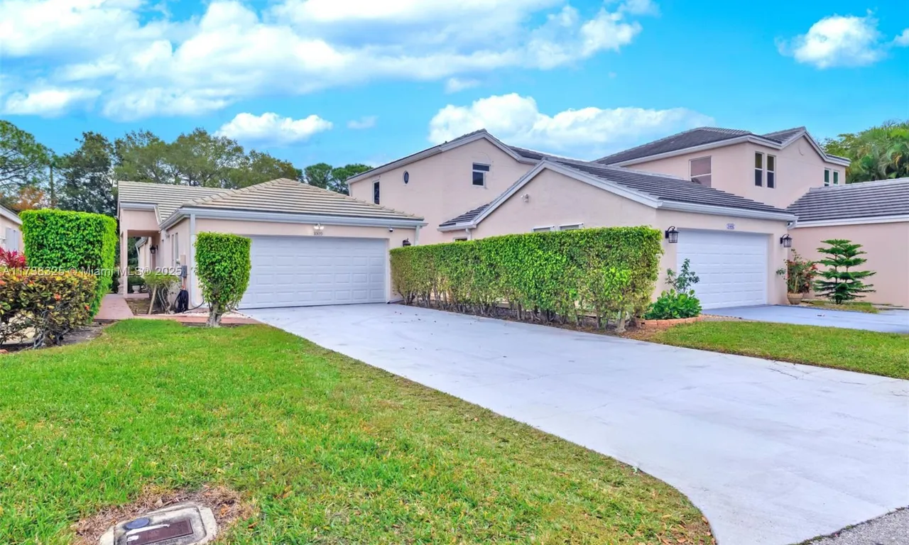 1009 Island Manor Dr, Green Acres FL 33413