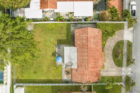 735 W 69th Pl, Hialeah FL 33014