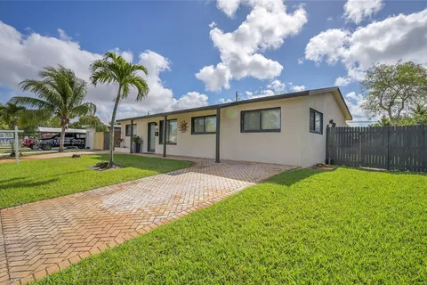 210 NW 40th St, Deerfield Beach FL 33064