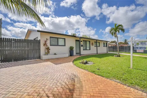 210 NW 40th St, Deerfield Beach FL 33064