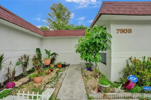 7908 NW 70th Ave, Tamarac FL 33321