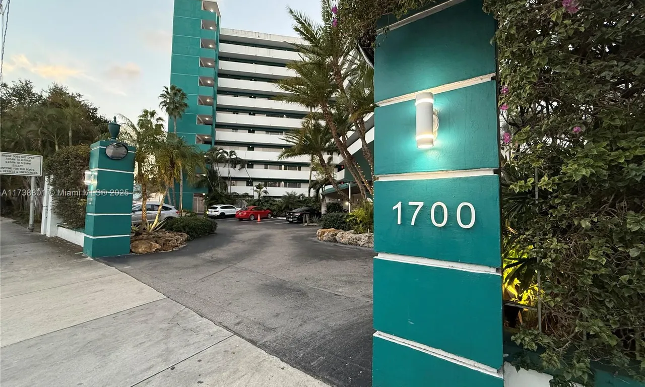 1700 NW N River Dr # 102, Miami FL 33125