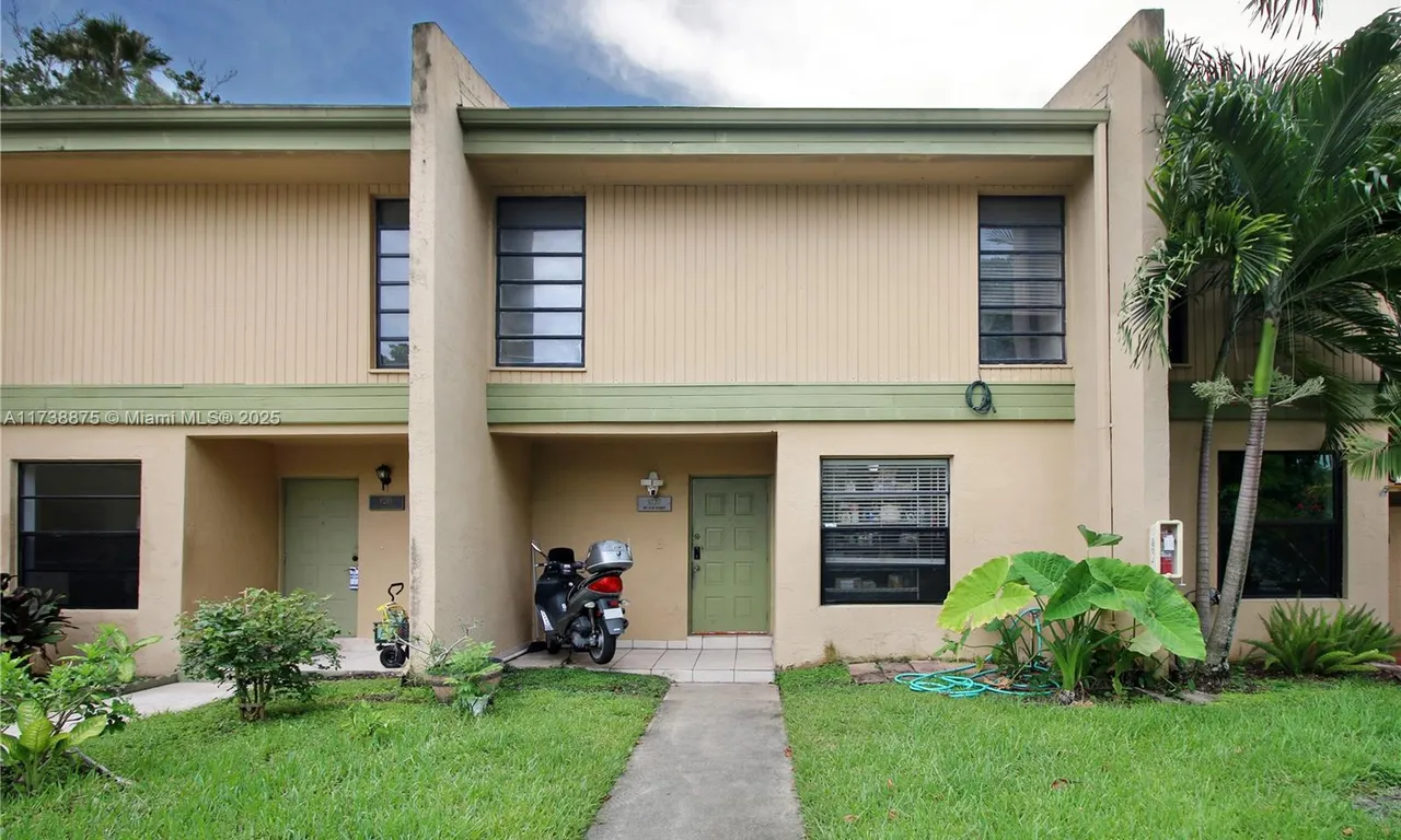 9220 NW 14th St # 272, Pembroke Pines FL 33024