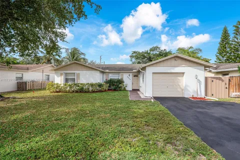 2452 NW 98th Ln, Coral Springs FL 33065