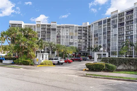 1000 Parkview Dr # 801, Hallandale Beach FL 33009