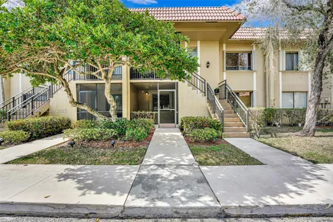 310 Lakeview Dr # 105, Weston FL 33326