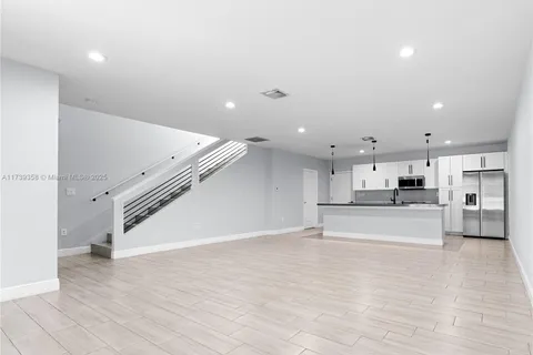 116 NW 41st St # 112, Oakland Park FL 33309