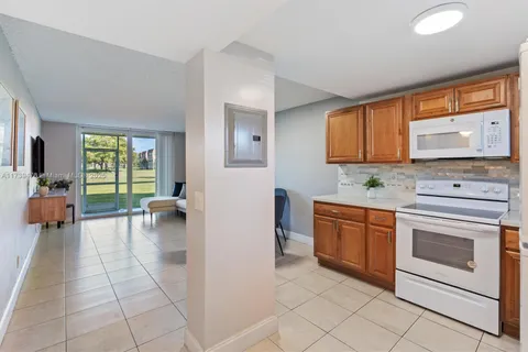 9761 Sunrise Lakes Blvd # 107, Sunrise FL 33322