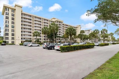 3050 N Palm Aire Dr # 401, Pompano Beach FL 33069