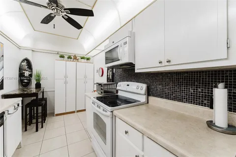 4330 Hillcrest Dr # 505, Hollywood FL 33021