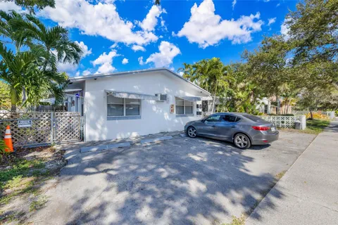 26 SW 6th St, Dania Beach FL 33004