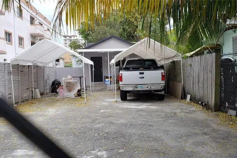 1260 NW 4th St, Miami FL 33125
