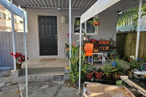 1260 NW 4th St, Miami FL 33125