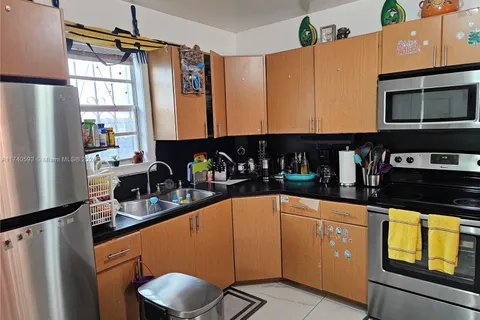 1260 NW 4th St, Miami FL 33125