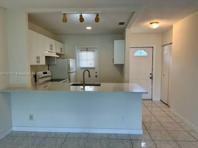 5001 W Oakland Park Blvd # 109, Lauderdale Lakes FL 33313