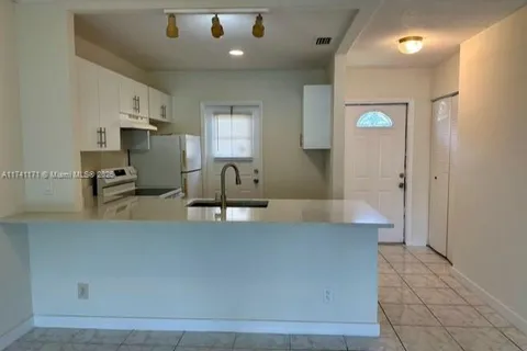 5001 W Oakland Park Blvd # 109, Lauderdale Lakes FL 33313