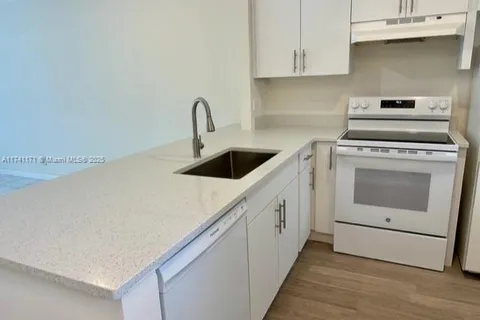 5001 W Oakland Park Blvd # 109, Lauderdale Lakes FL 33313