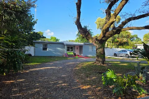 116 Clifton Rd, West Park FL 33023