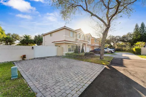 8826 NW 189th Ter, Hialeah FL 33018