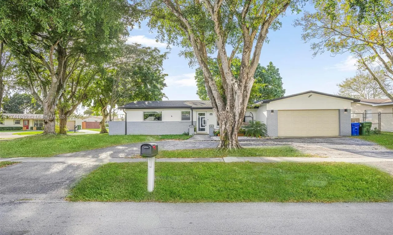 2000 NW 106th Ave, Pembroke Pines FL 33026