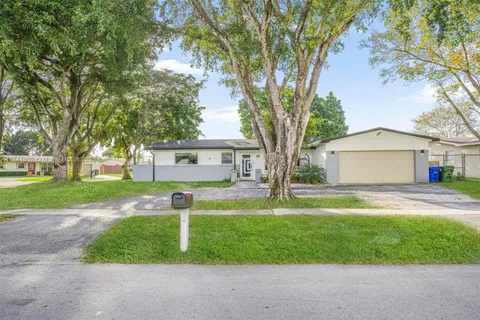 2000 NW 106th Ave, Pembroke Pines FL 33026