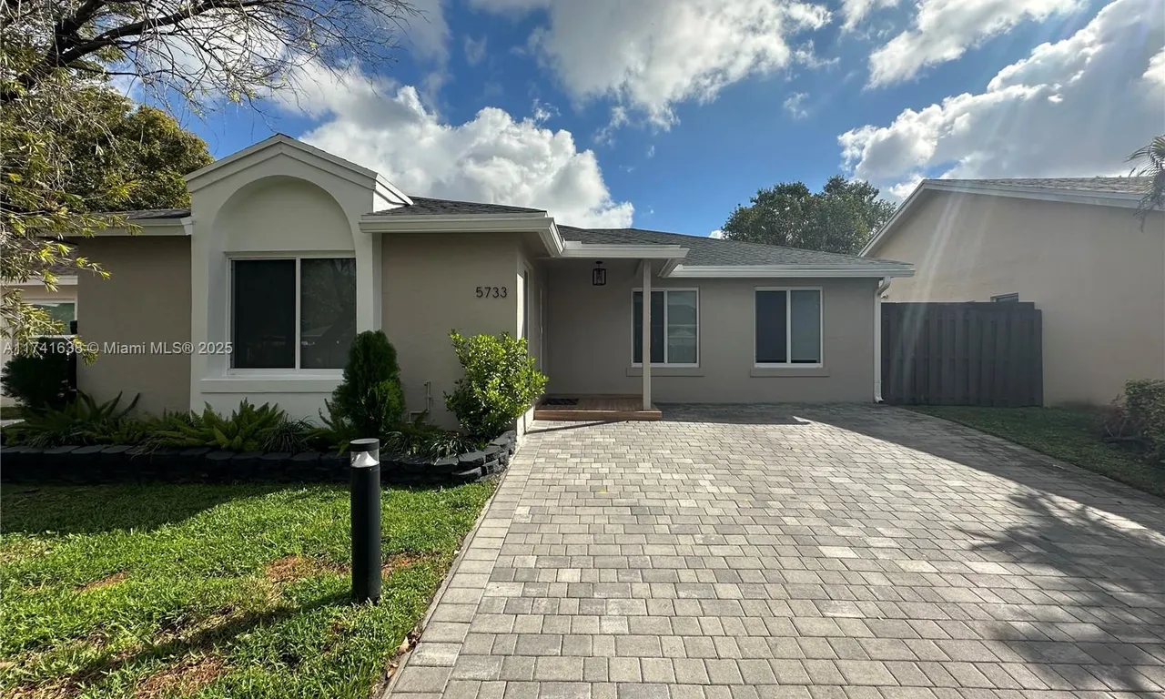5733 NW 100th Ct, Doral FL 33178