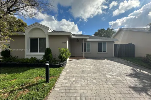 5733 NW 100th Ct, Doral FL 33178
